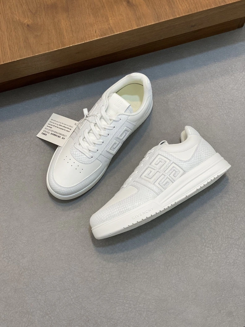 Compact Gxvxnchy Sneakers 152324