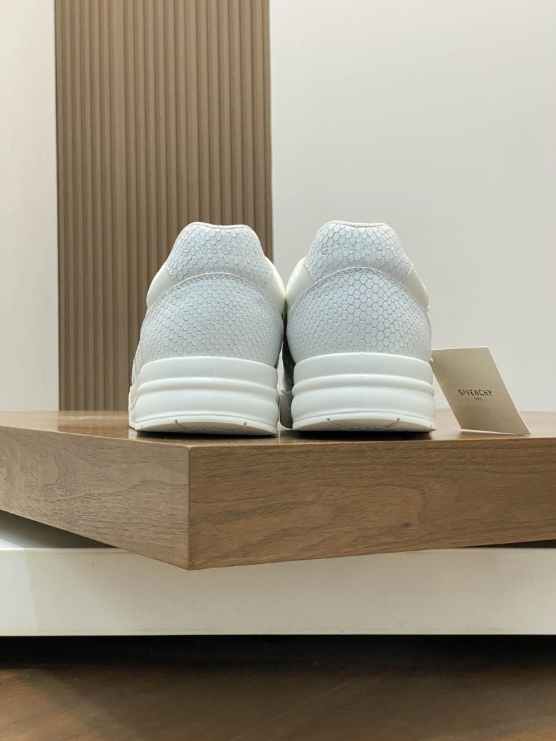 Compact Gxvxnchy Sneakers 152324