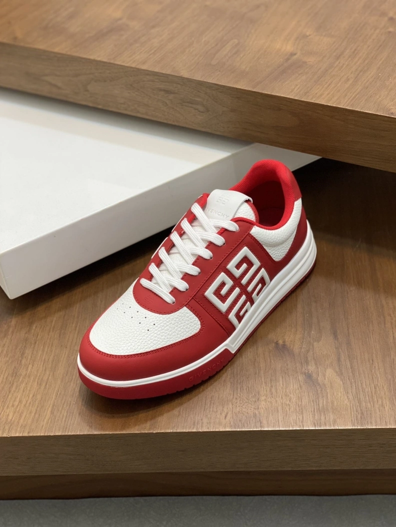 Trendsetting Gxvxnchy Sneakers 152333
