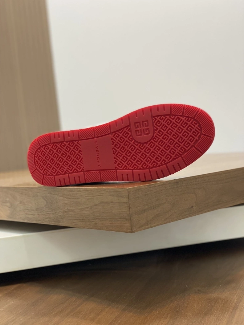 Trendsetting Gxvxnchy Sneakers 152333
