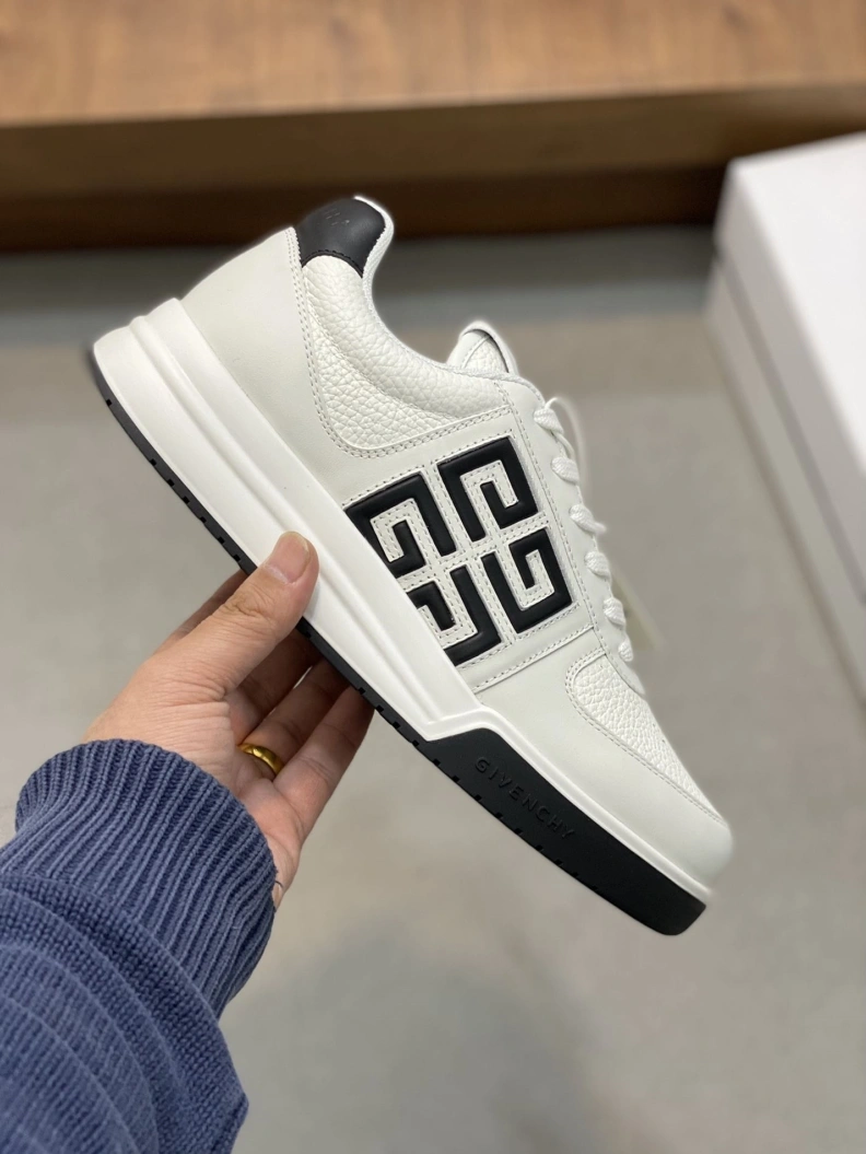 Minimalist Gxvxnchy Sneakers 152326
