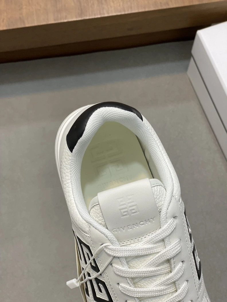 Minimalist Gxvxnchy Sneakers 152326