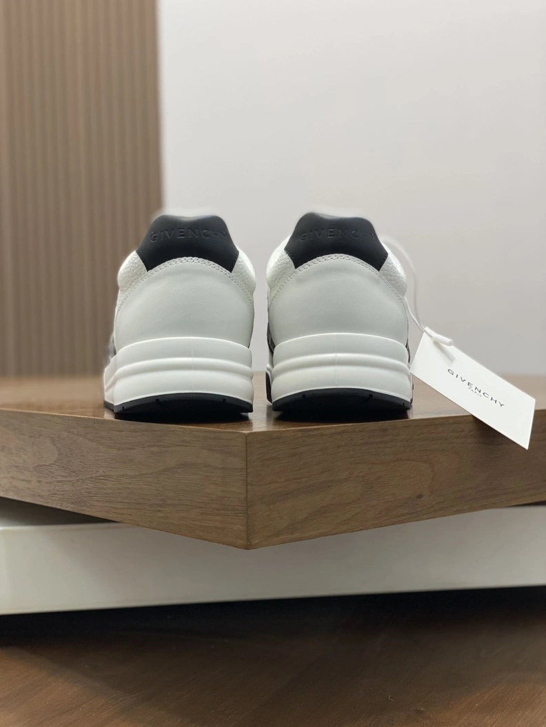 Minimalist Gxvxnchy Sneakers 152326