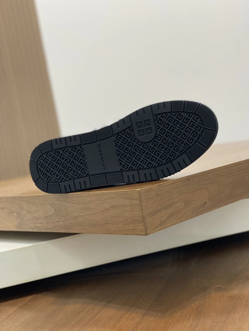 Minimalist Gxvxnchy Sneakers 152326