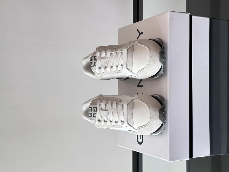 Gxvxnchy Sneakers EyeCatching 152325
