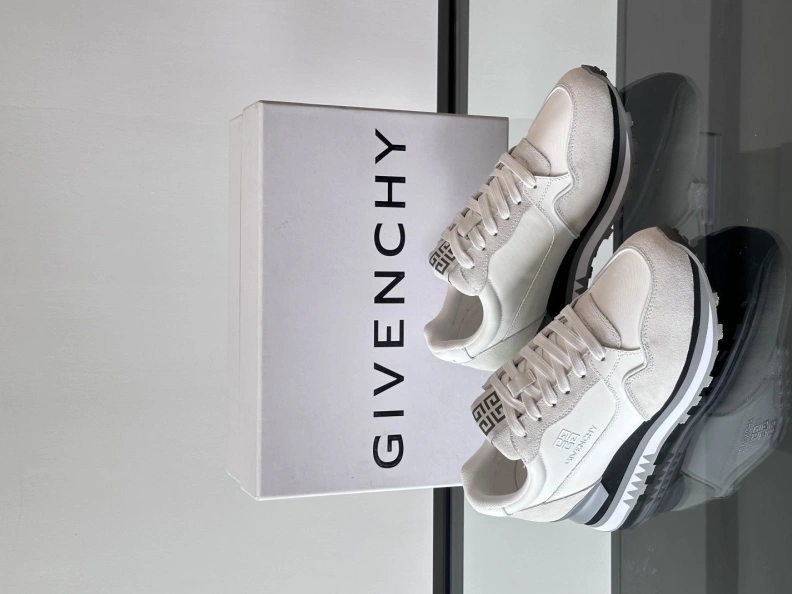 Gxvxnchy Sneakers EyeCatching 152325