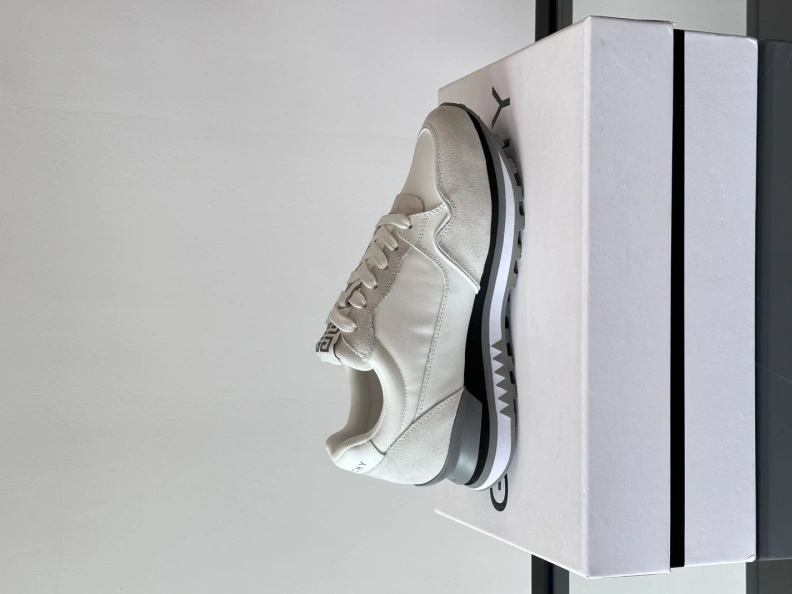 Gxvxnchy Sneakers EyeCatching 152325