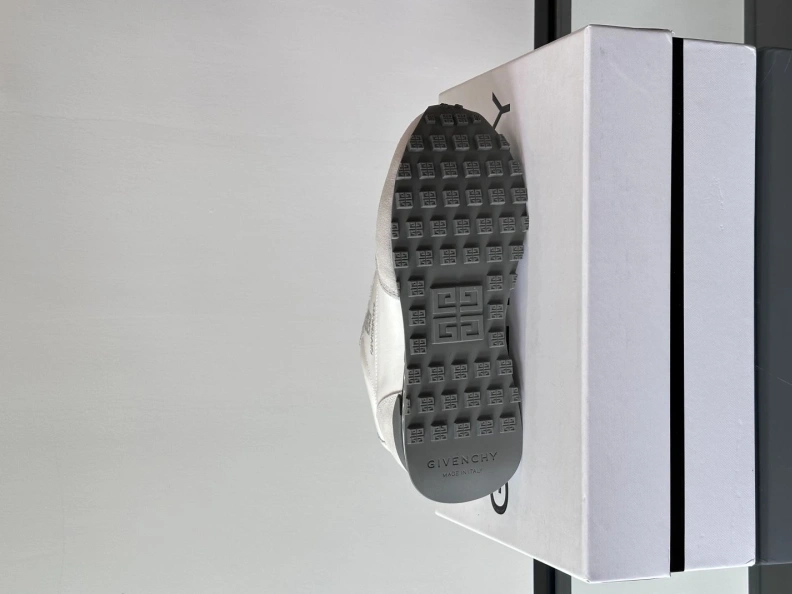 Gxvxnchy Sneakers EyeCatching 152325