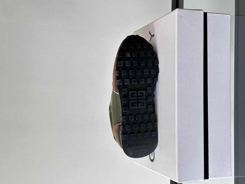Comfortable Gxvxnchy Sneakers 152315