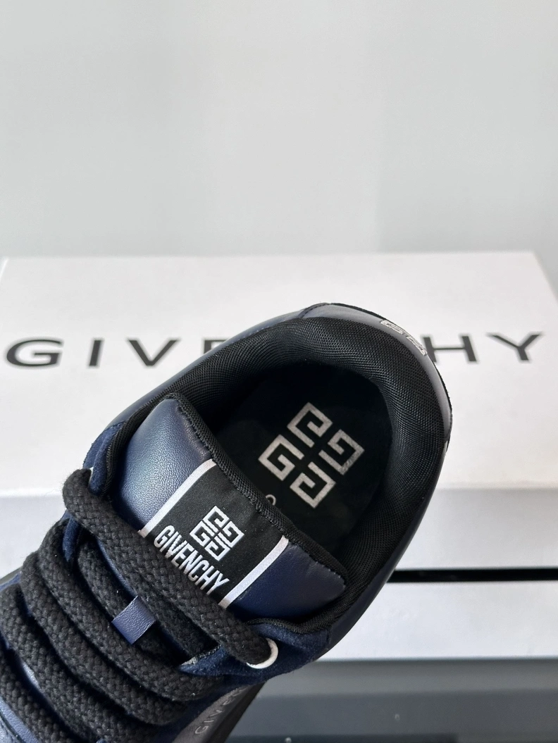 Flexible Gxvxnchy Sneakers 152310