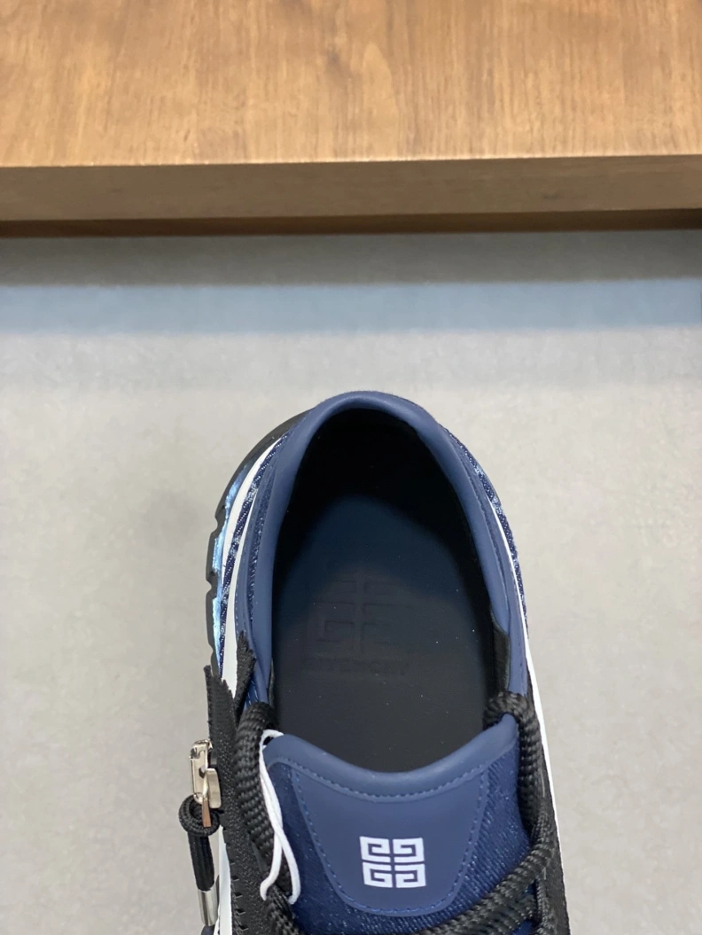 HighQuality Gxvxnchy Sneakers 152306