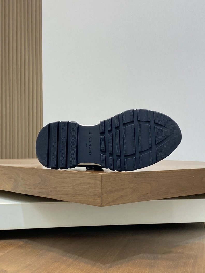 HighQuality Gxvxnchy Sneakers 152306