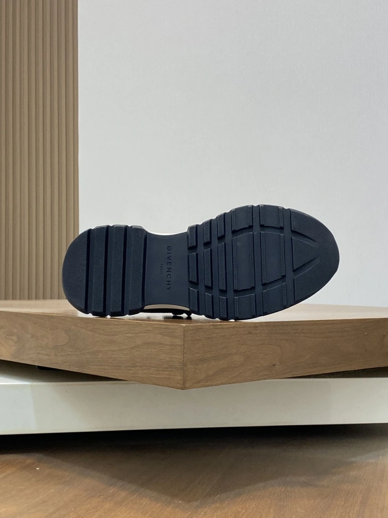 Sleek Gxvxnchy Sneakers 152305