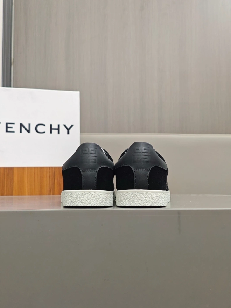 EyeCatching Gxvxnchy Sneakers 152299