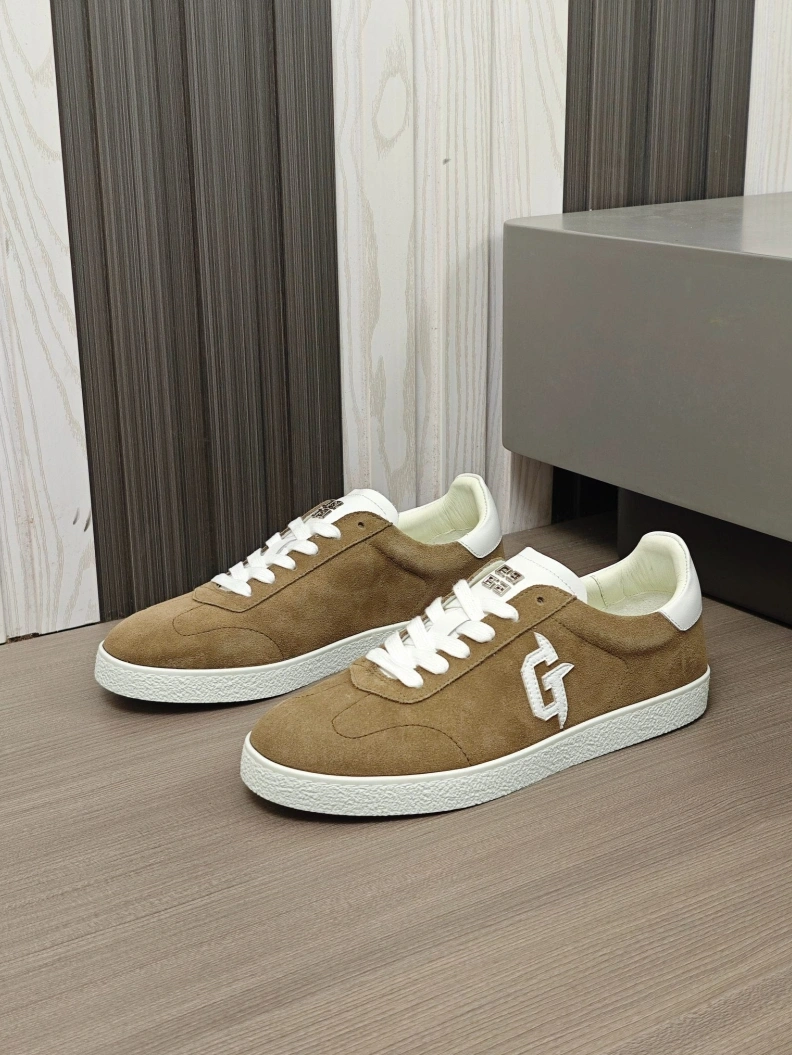 Minimalist Gxvxnchy Sneakers 152288