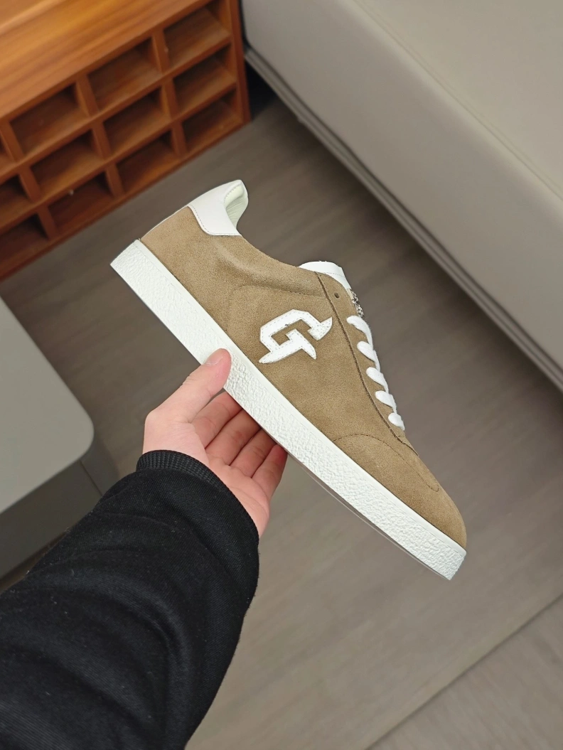 Minimalist Gxvxnchy Sneakers 152288