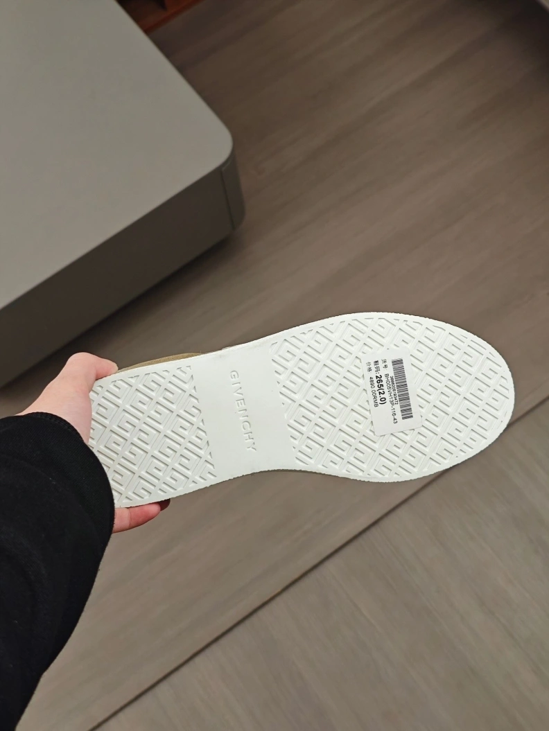 Minimalist Gxvxnchy Sneakers 152288