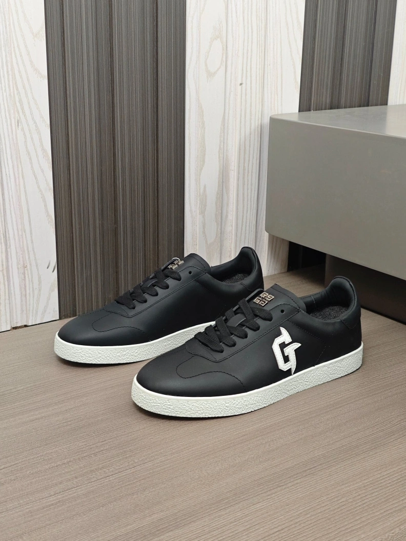 Modern Gxvxnchy Sneakers 152283