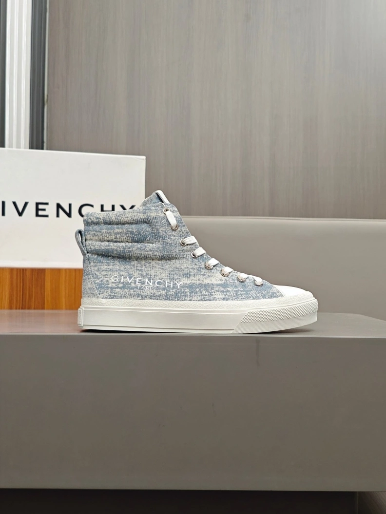 Lightweight Gxvxnchy Sneakers 152295