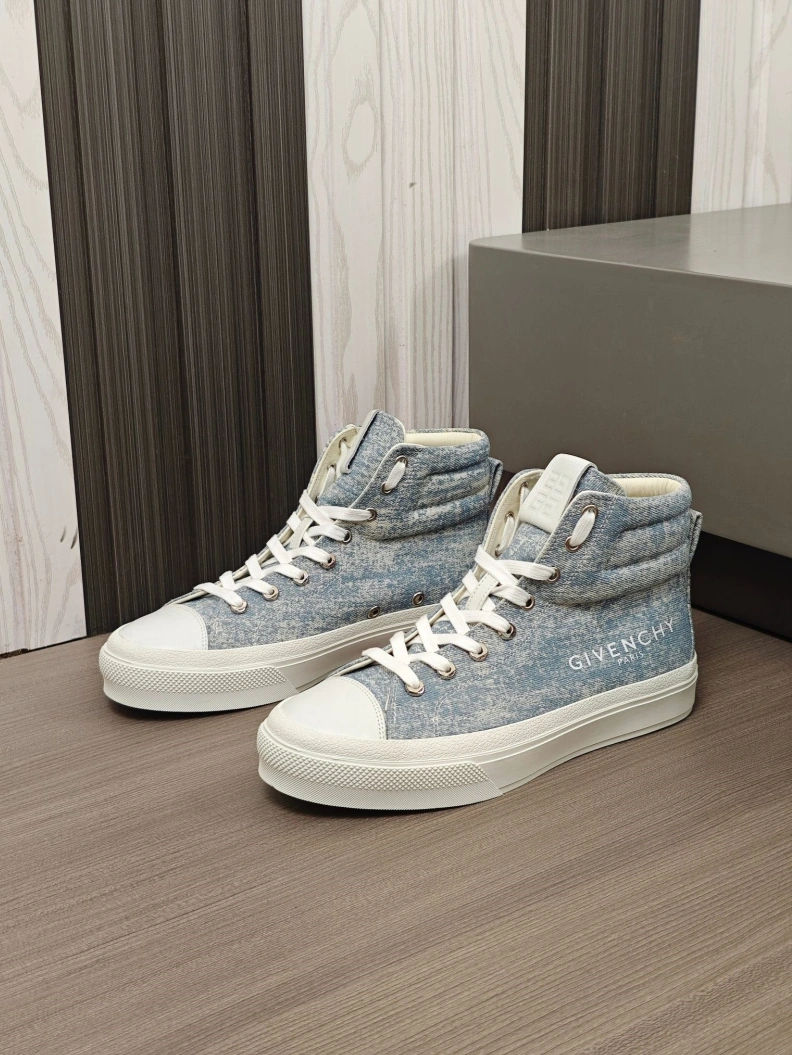 Lightweight Gxvxnchy Sneakers 152295