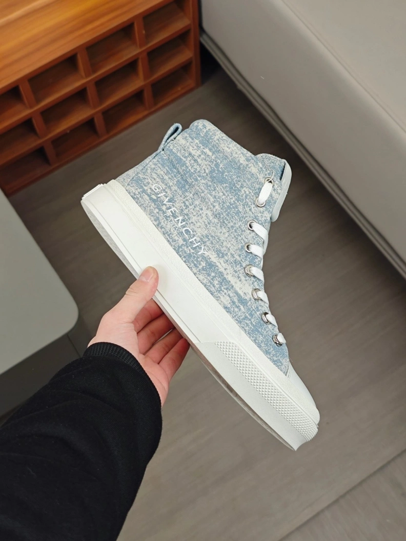 Lightweight Gxvxnchy Sneakers 152295