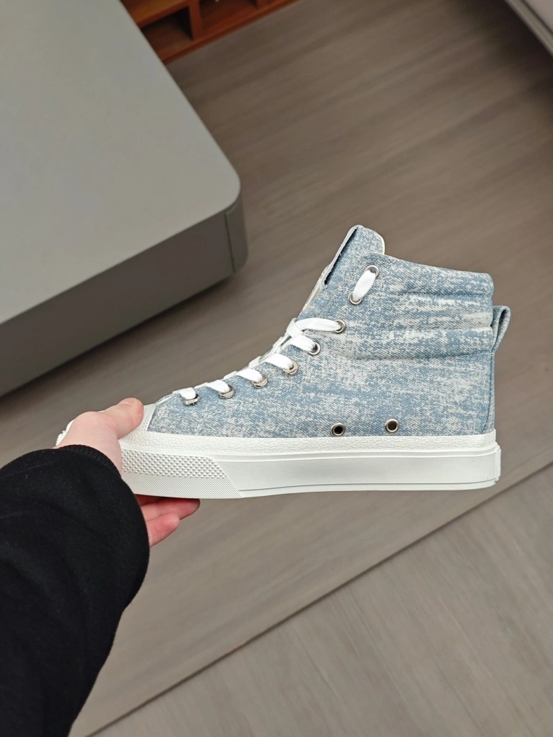 Lightweight Gxvxnchy Sneakers 152295