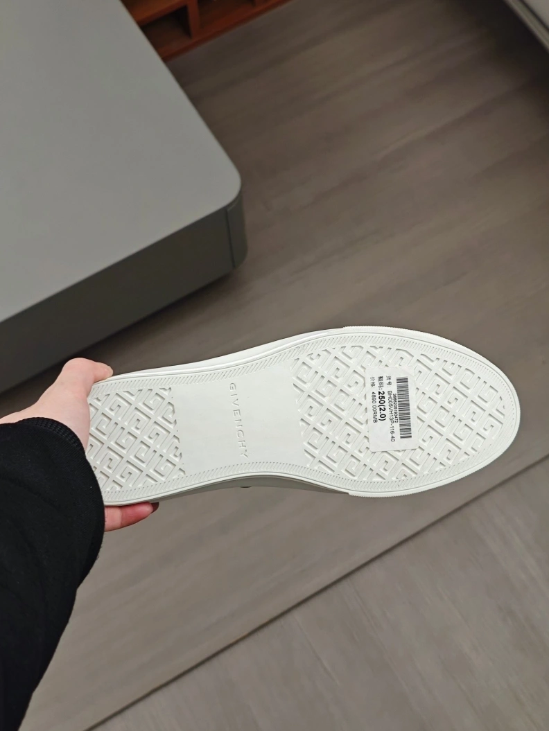 Lightweight Gxvxnchy Sneakers 152295