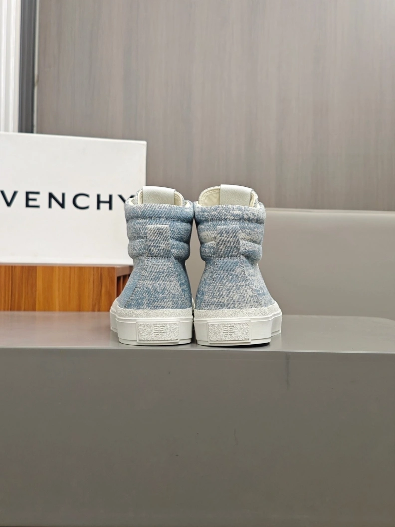 Lightweight Gxvxnchy Sneakers 152295