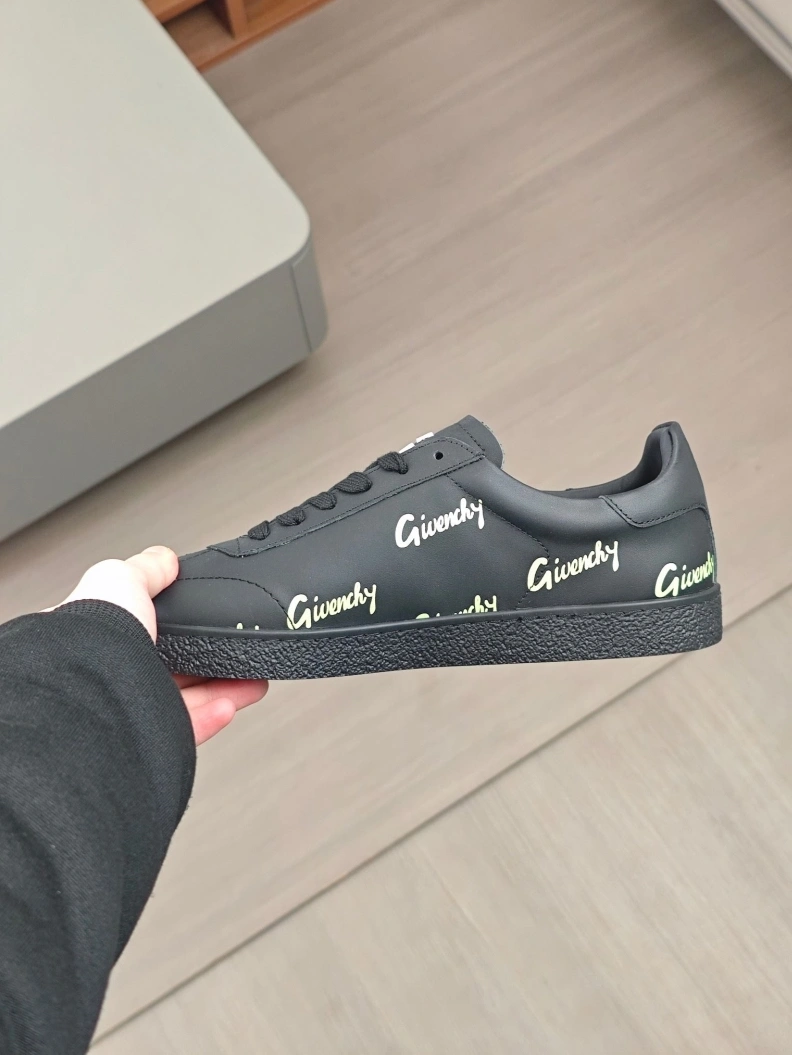 Gxvxnchy Sneakers DailyWear 152276