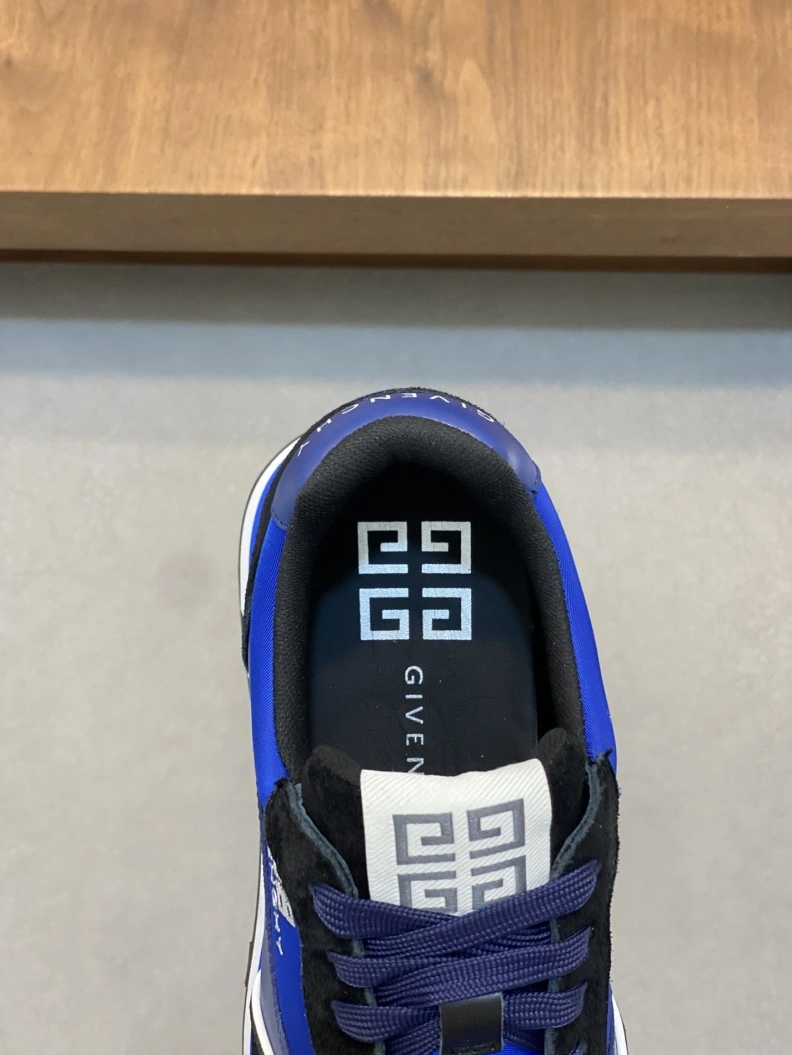 Classic Gxvxnchy Sneakers 152267