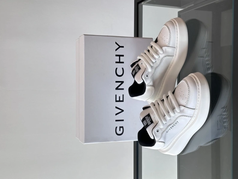 AllSeason Gxvxnchy Sneakers 152265