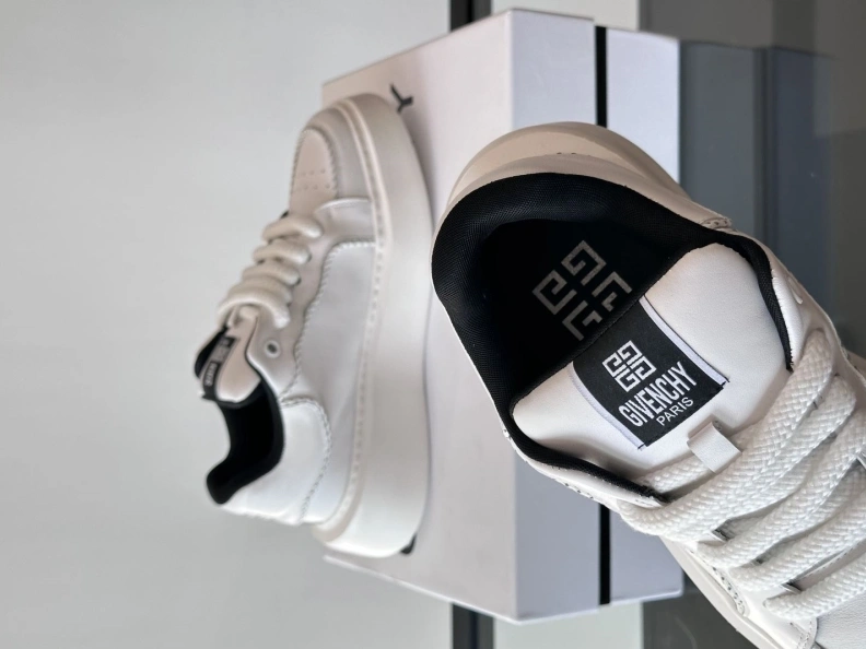 AllSeason Gxvxnchy Sneakers 152265