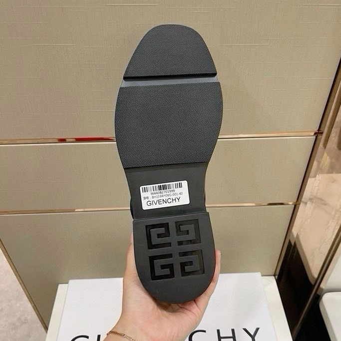 Cozy Gxvxnchy Sneakers 152264