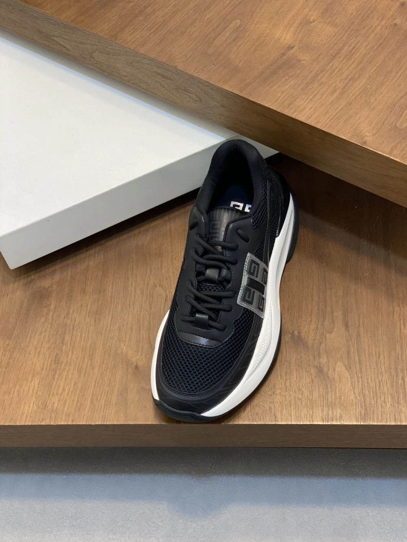 Trendsetting Gxvxnchy Sneakers 152260