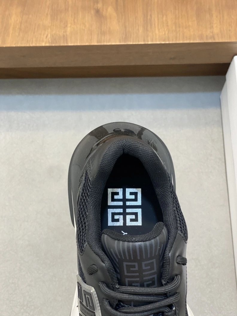Trendsetting Gxvxnchy Sneakers 152260