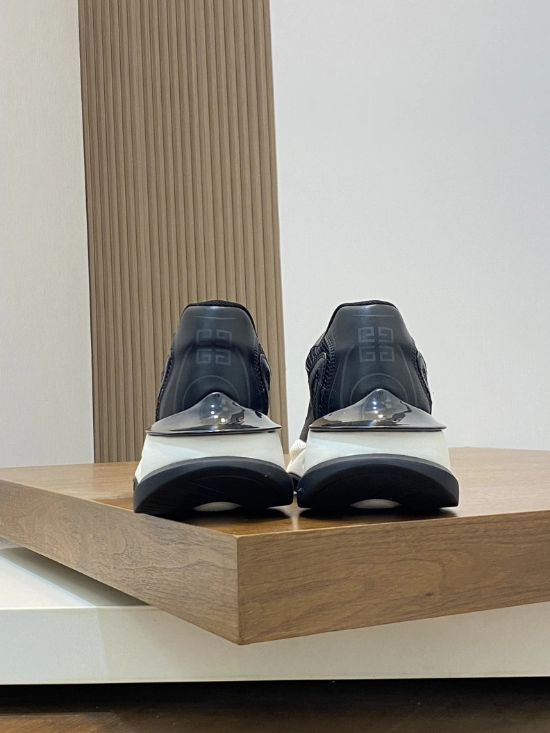 Trendsetting Gxvxnchy Sneakers 152260
