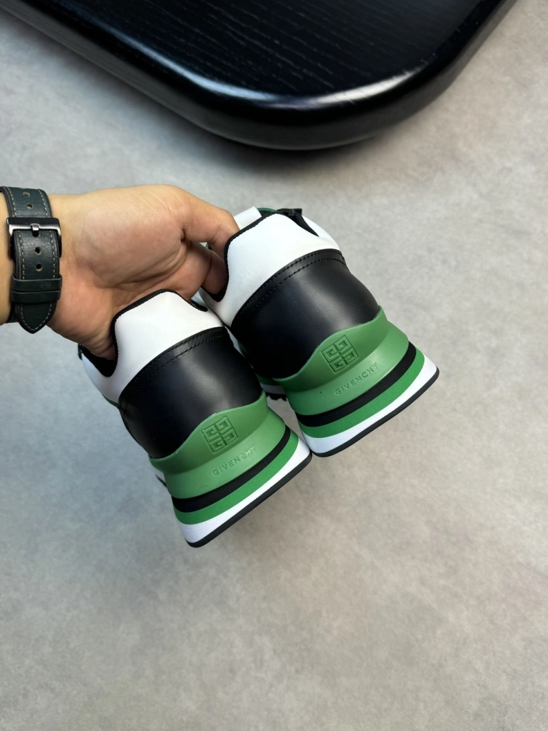 Lightweight Gxvxnchy Sneakers 152252