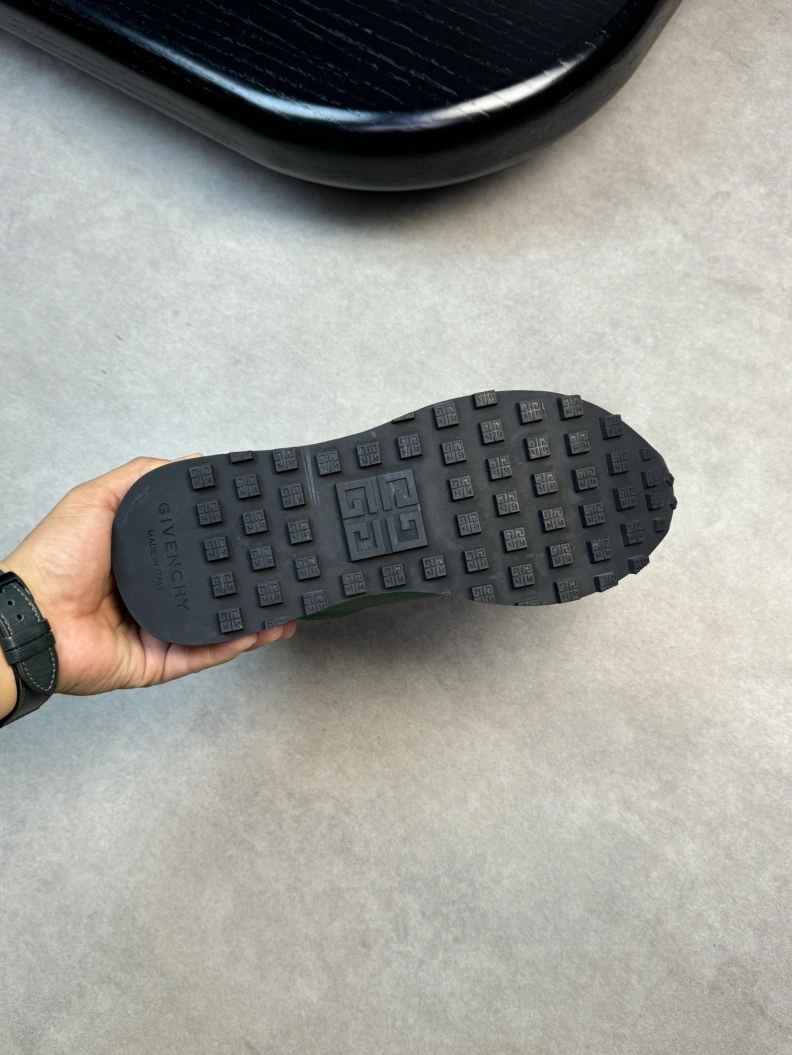 Lightweight Gxvxnchy Sneakers 152252