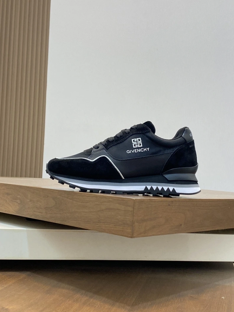 Gxvxnchy Sneakers Sleek 152247