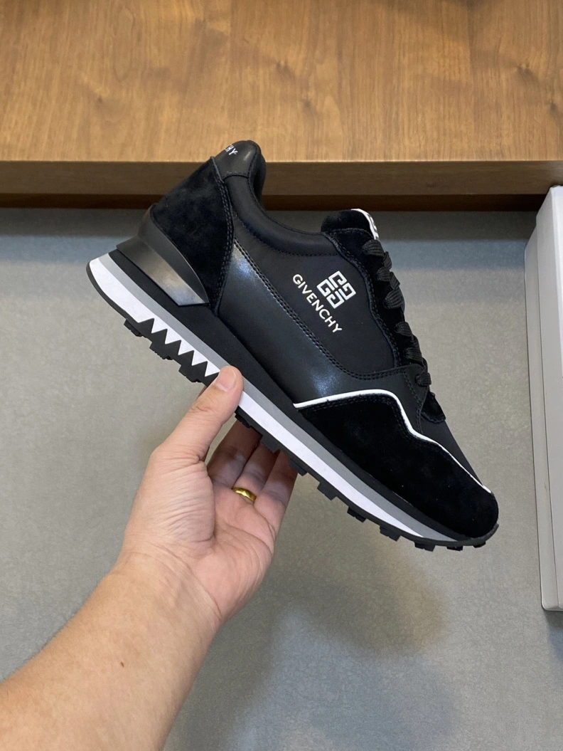 Gxvxnchy Sneakers Sleek 152247
