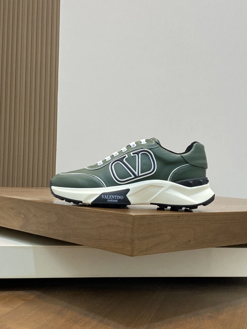 Versatile Vxlxntino Sneakers 229087