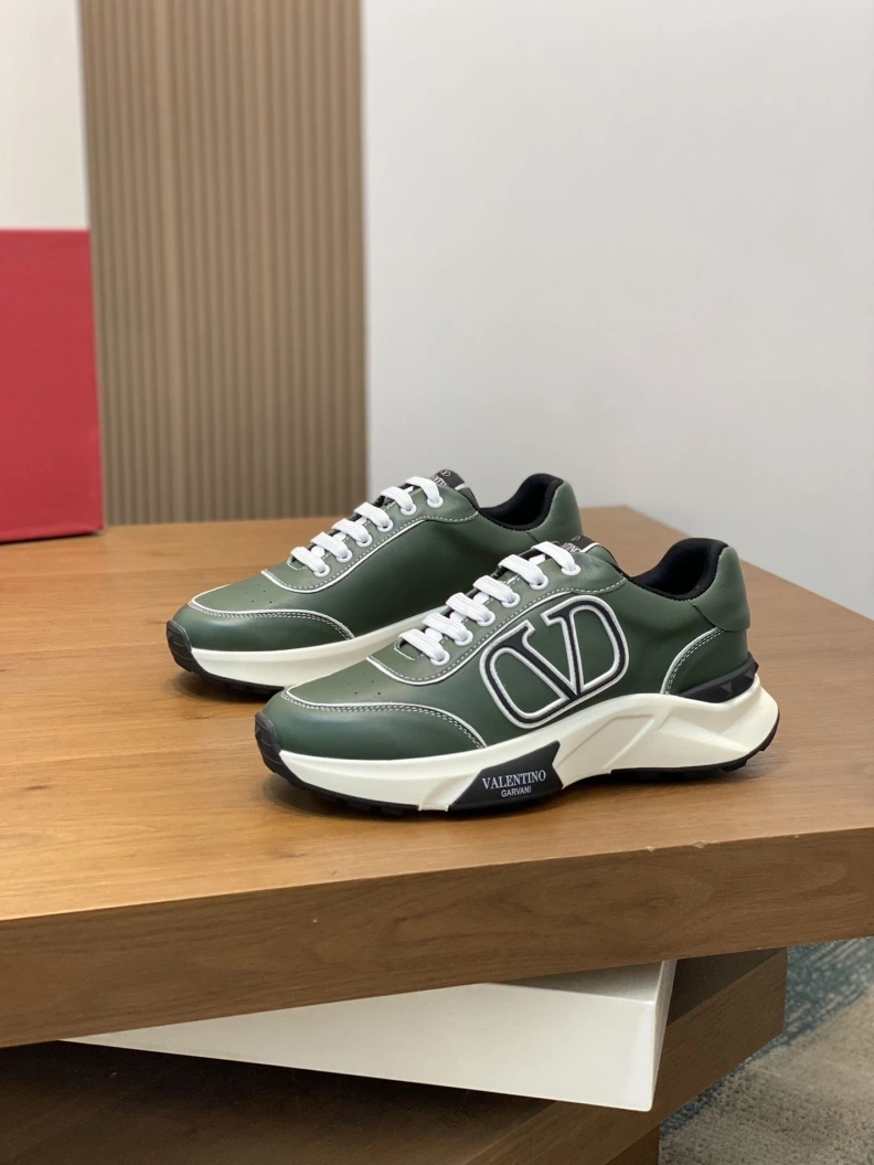 Versatile Vxlxntino Sneakers 229087