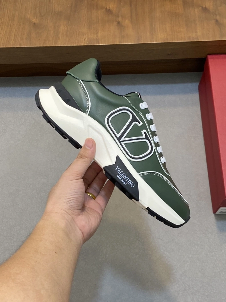 Versatile Vxlxntino Sneakers 229087