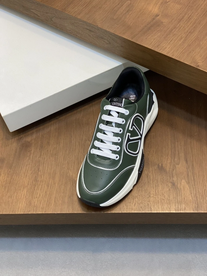 Versatile Vxlxntino Sneakers 229087