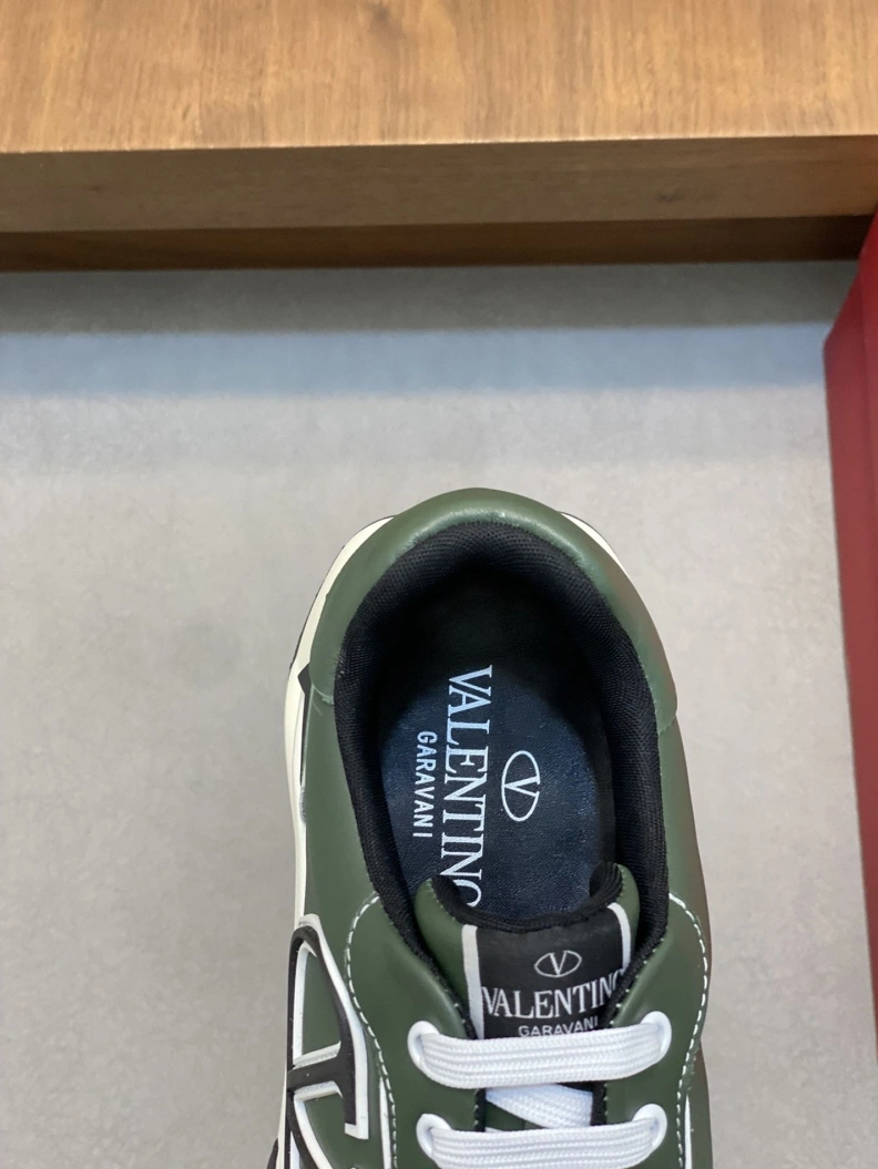 Versatile Vxlxntino Sneakers 229087