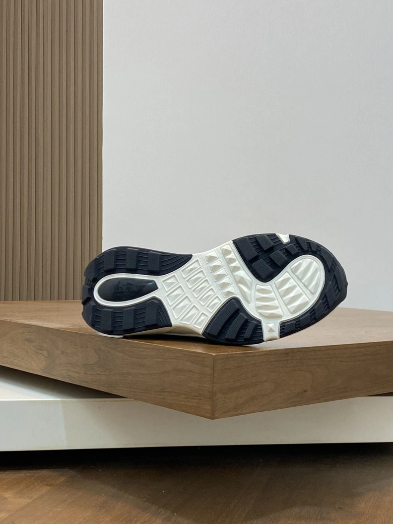 Versatile Vxlxntino Sneakers 229087
