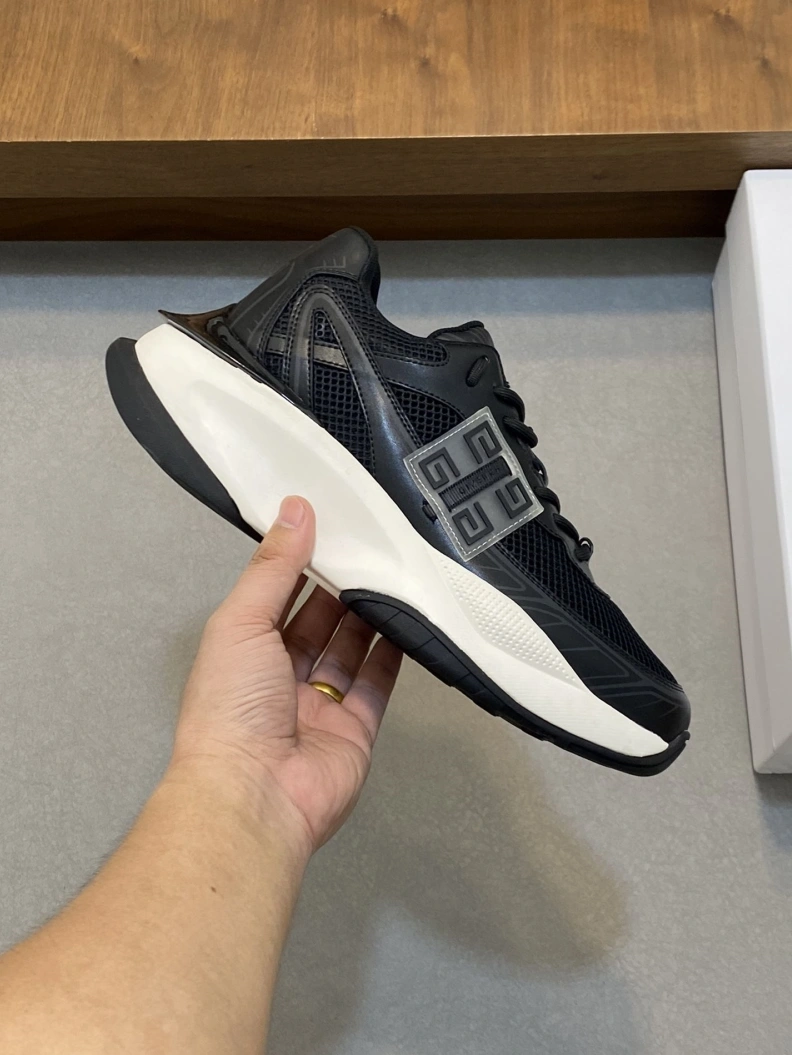 Lightweight Gxvxnchy Sneakers 152236