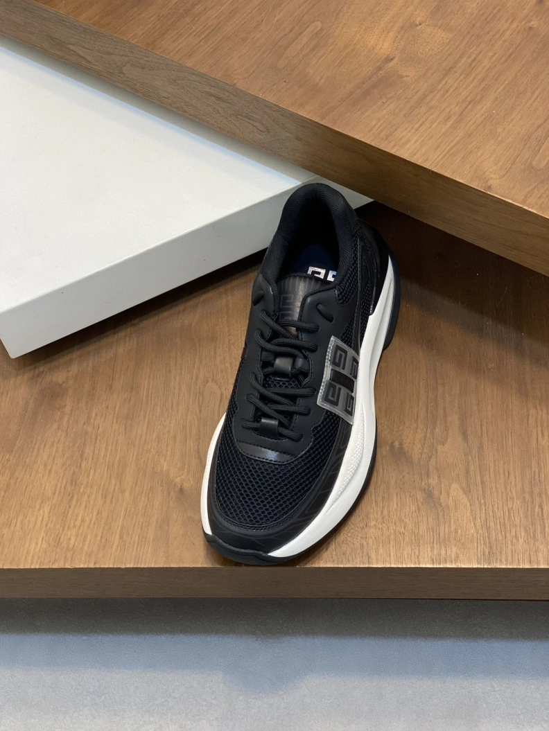 Lightweight Gxvxnchy Sneakers 152236