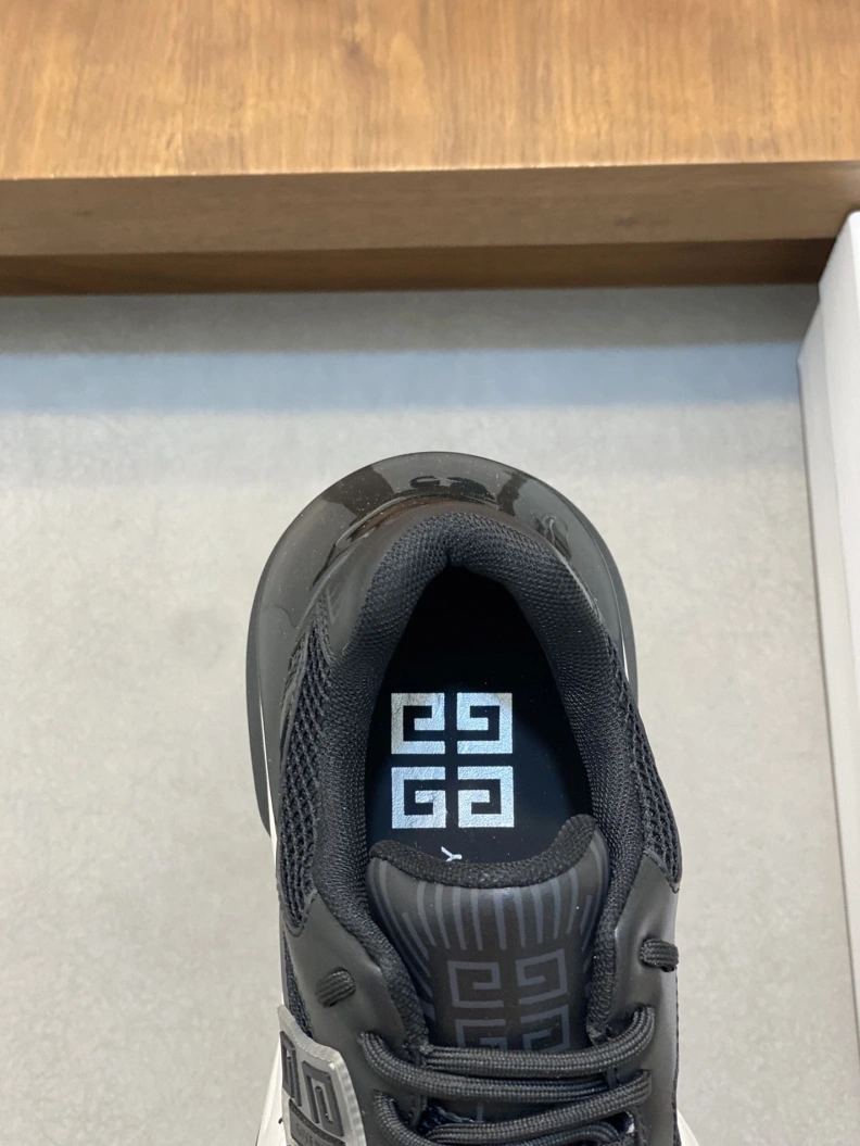 Lightweight Gxvxnchy Sneakers 152236
