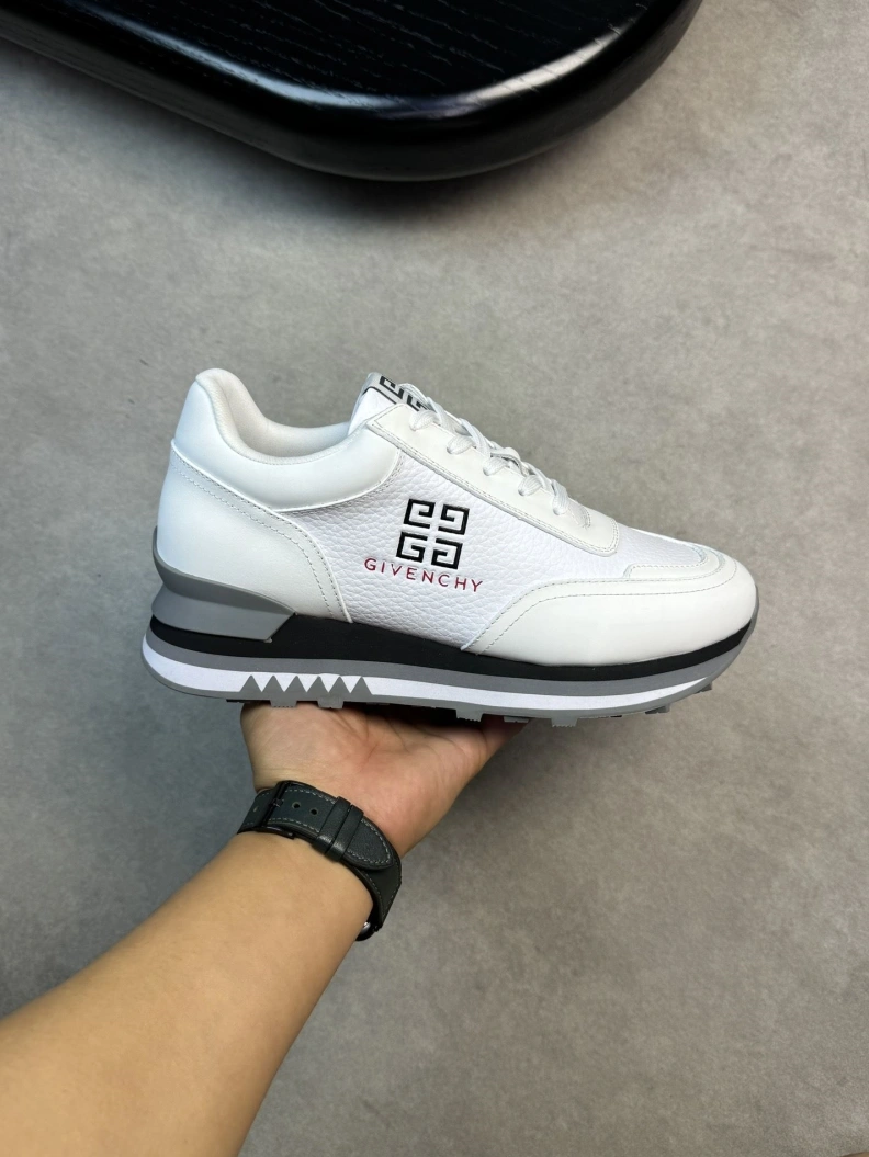 HighQuality Gxvxnchy Sneakers 152229